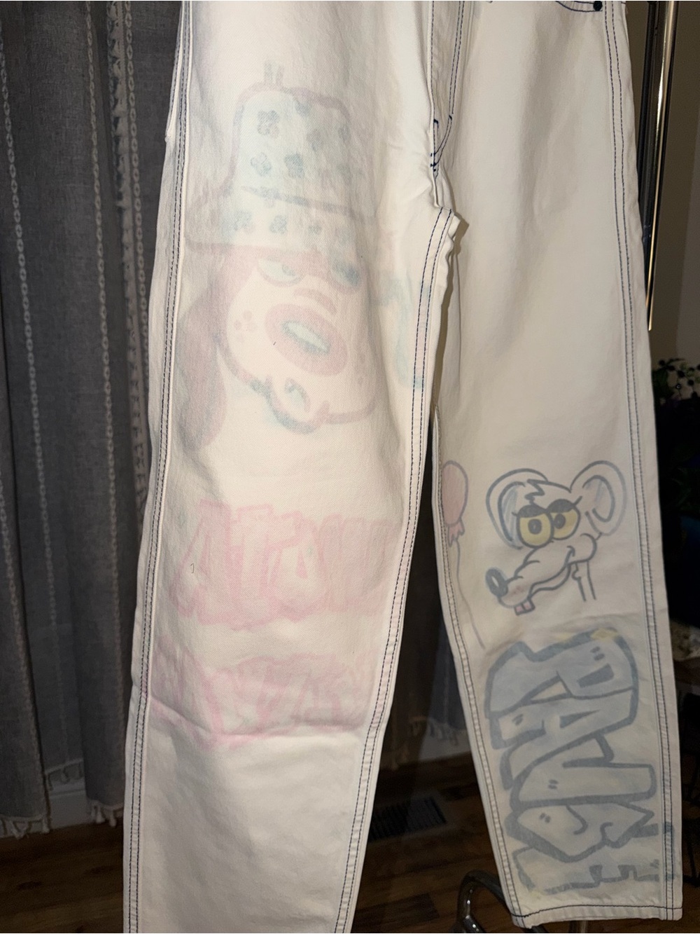 Bershka- White Wide-Leg 90’s Jeans with Grafitti Prints